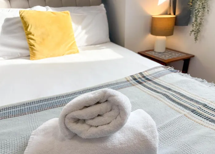 Spacious 2Br 2Ba City Centre Sleeps 5